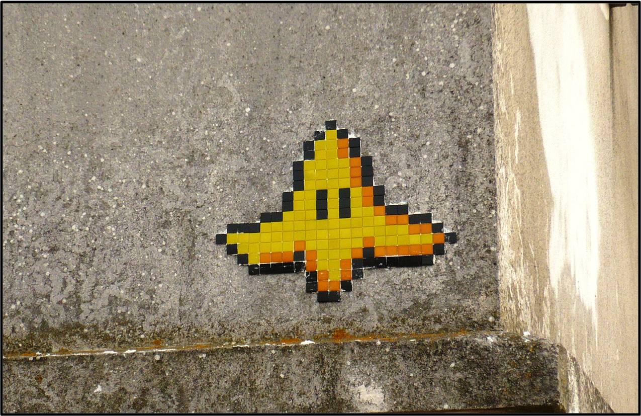 Die Bananenschale aus dem Super Nintendo-Spiel "Super Mario Kart" im Street Art-Style an einer Hauswandecke.