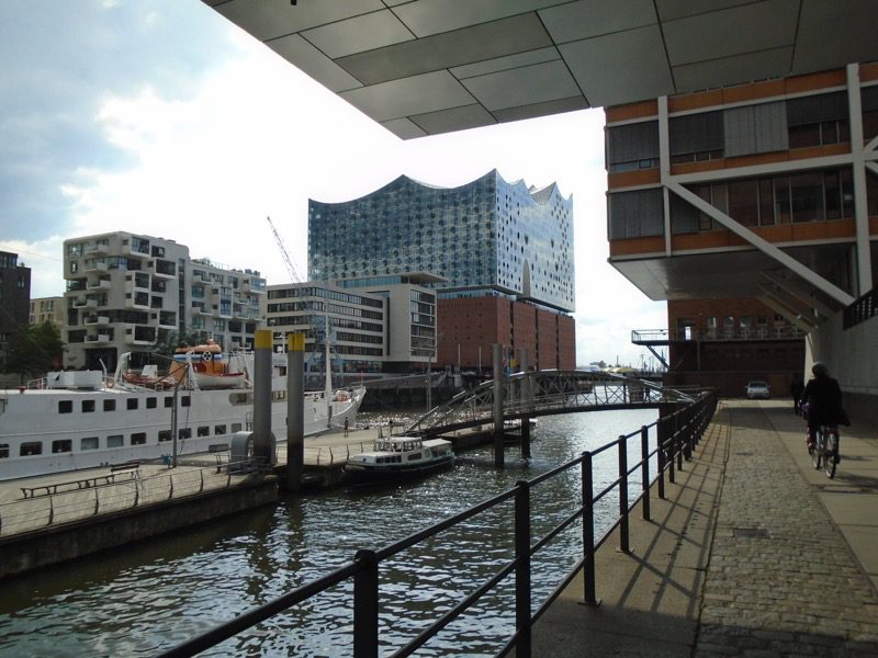 Düsternis und Sonnenstrahl - genau das richtige Wetter um zu hinterfragen, wie nachhaltig die Hamburg HafenCity ist. 