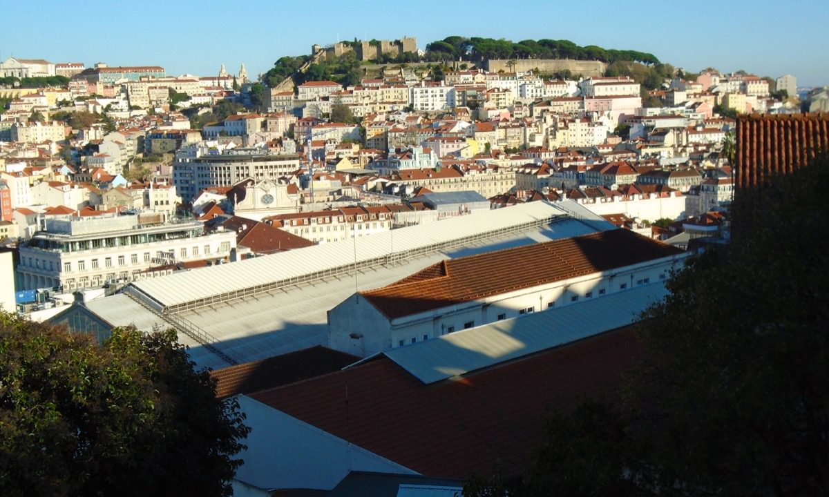 Der Miradouro de São Pedro de Alcântara im Bairro Alto in Lissabon.