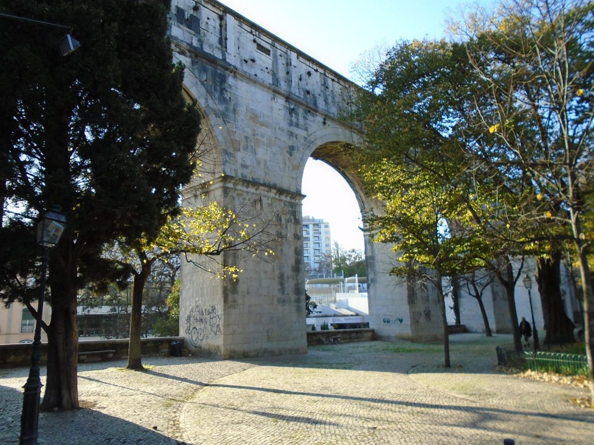 Das Aqueduto das Águas Livres im Straßenbezirk Largo do Rato in Lissabon. 