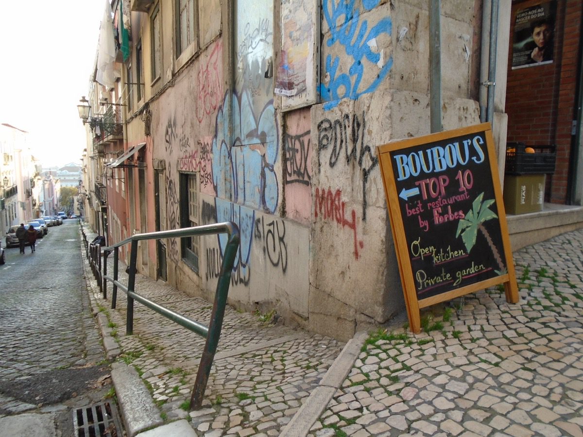 Wie im Bairro Alto: Die Übergänge sind fließend und auch hier in Lissabons Principe Real hat der Verfall Einzug gehalten.