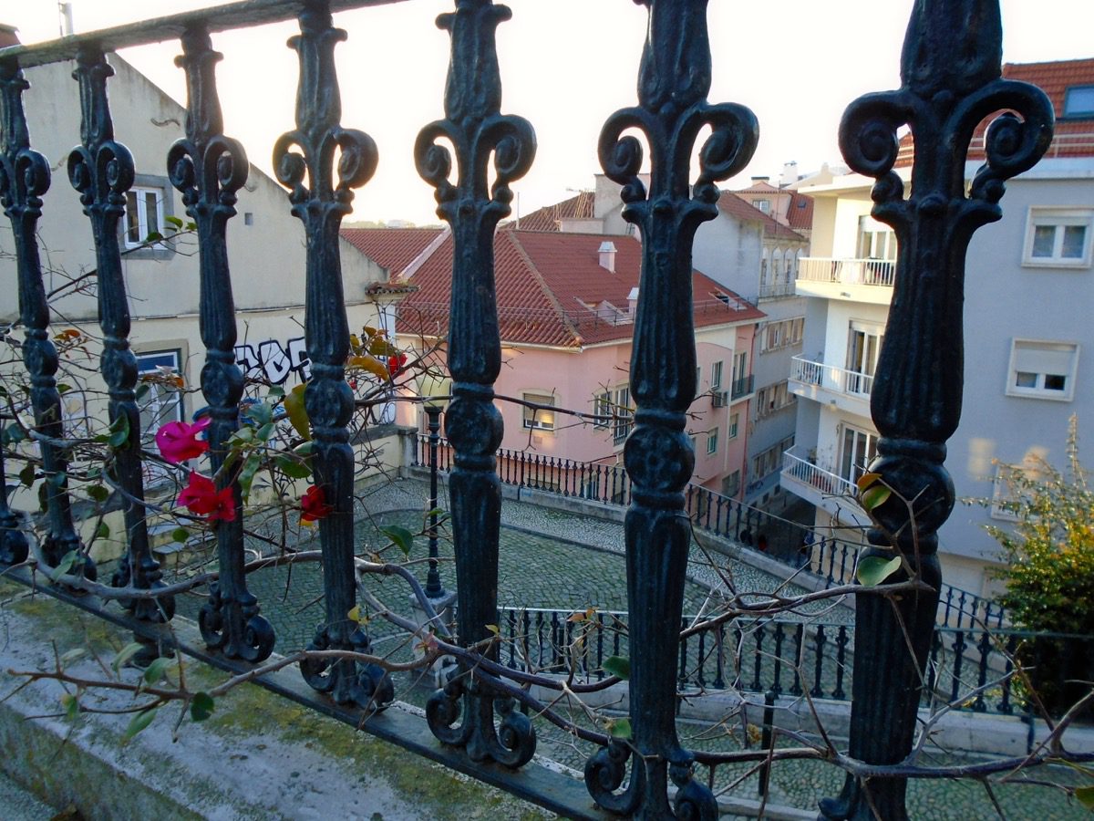 Wie Gitterstäbe - Ein Blick durch ein Geländer in Lissabons Príncipe Real.