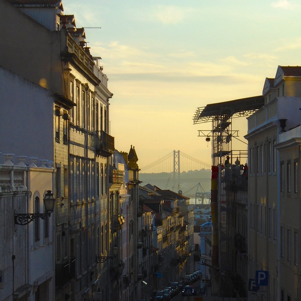 Neugier bestraft sich selbst: Viele der Fakten zu kennen macht nicht unbedingt glücklich(er) (Foto: Lissabons Príncipe Real in der Abendsonne).