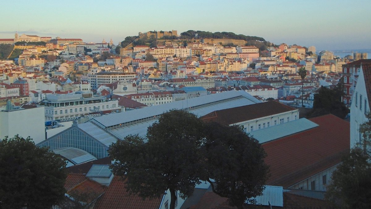 Zu jeder Tageszeit eine gute Idee: Der Miradouro de São Pedro de Alcântara im Bairro Alto in Lissabon.