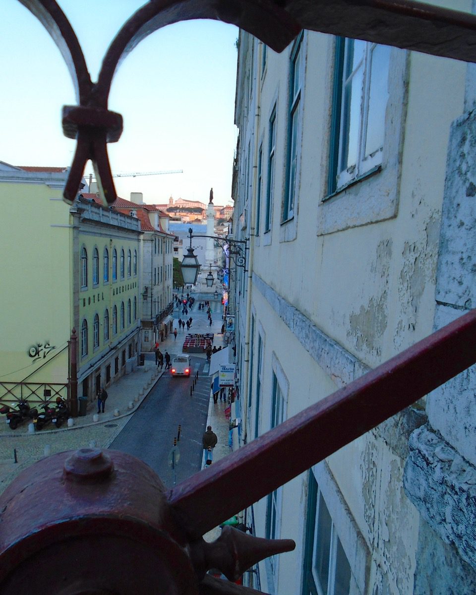 Schon fast unten: Auf dem Weg hinab in die Baixa von Lissabon.