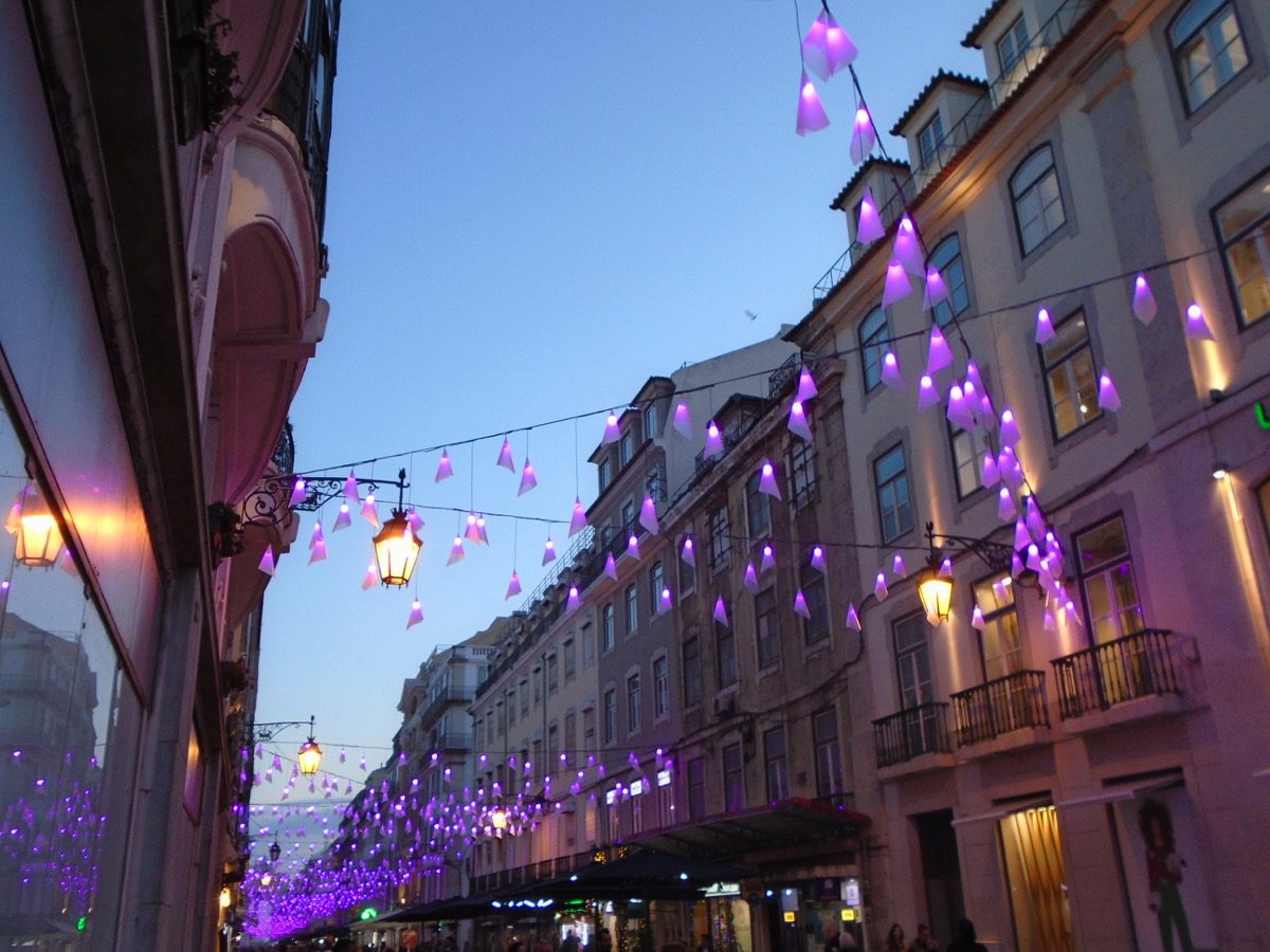 Der Anfangspunkt der festlich beleuchteten Fußgängerzone der 'Rua Augusta' in Lissabons Stadtteil Baixa.