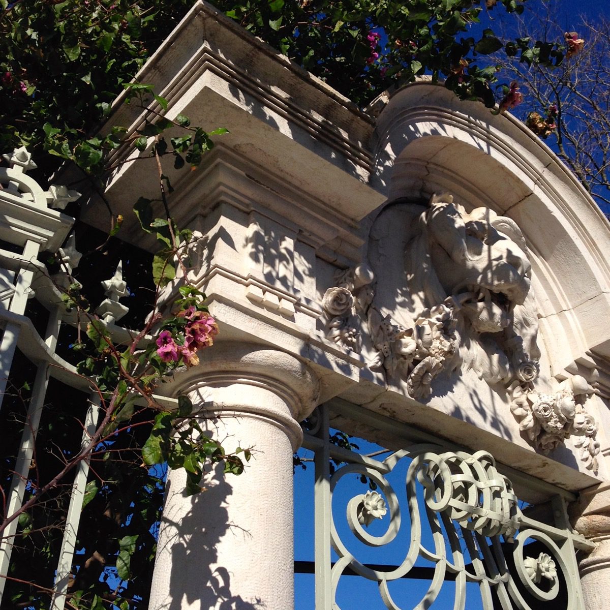 Von purpurnen Bougainvillien umrahmt: Ein Torbogen des Palacete Henrique Mendonça im Príncipe Real-Viertel in Lissabon.