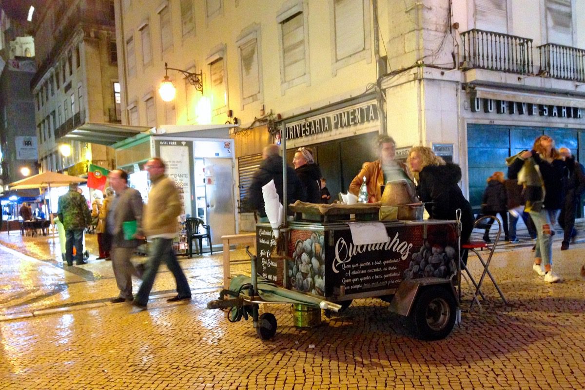 Eine Maroni-Verkäuferin in der Rua Augusta in Lissabons Geschäftsviertel Baixa.