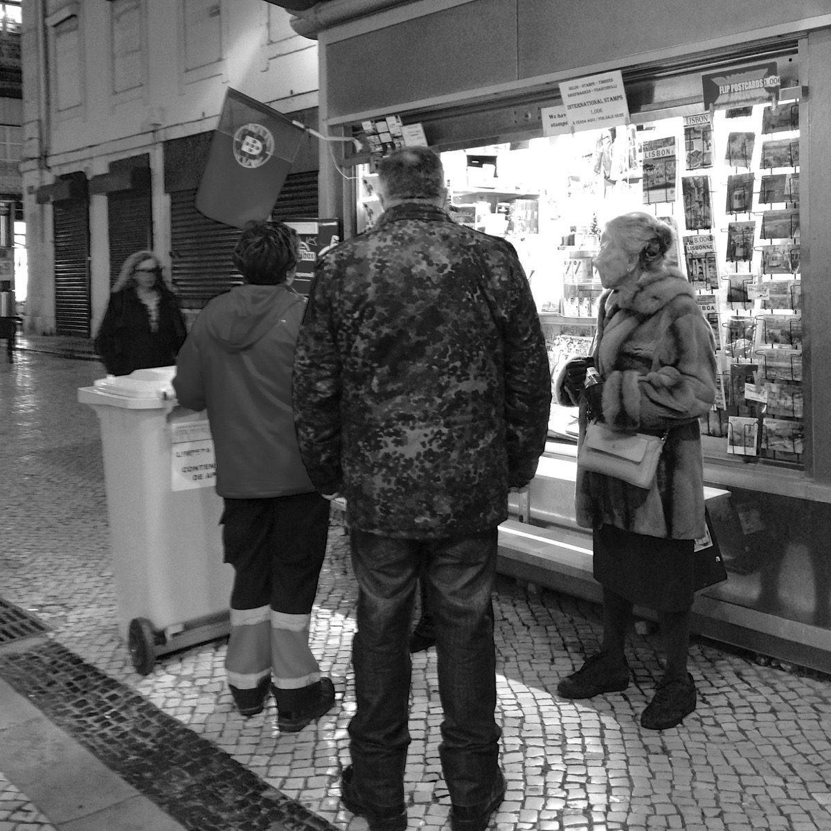 Das Camouflage-Trio vor einem Kiosk in der Baixa in Lissabon.