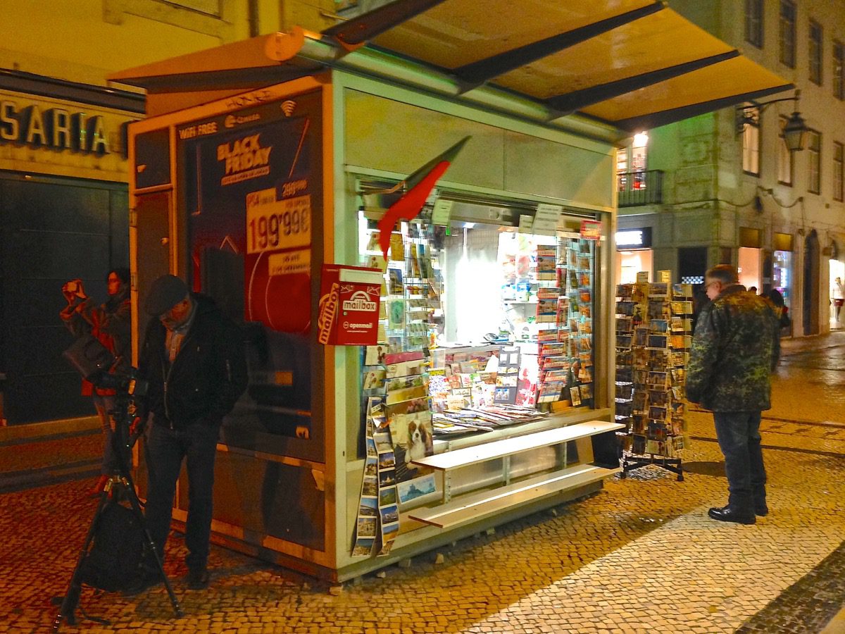 Eine Kiosk in einer Querstraße der Rua Augusta in Lissabons Geschäftsviertel Baixa.