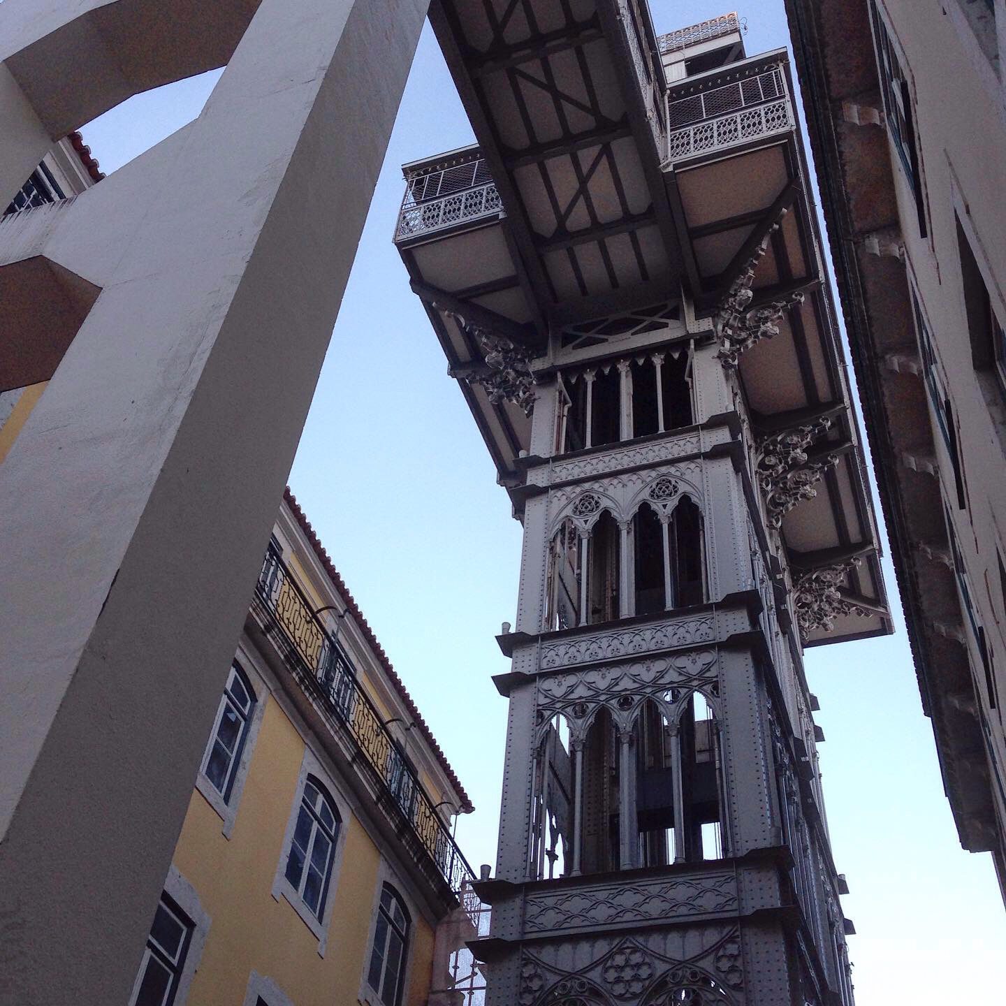 Wahrlich überragend! An Design, Konstruktion und Höhe: Der Elevador de Santa Justa in Lissabons Geschäftsviertel Baixa.