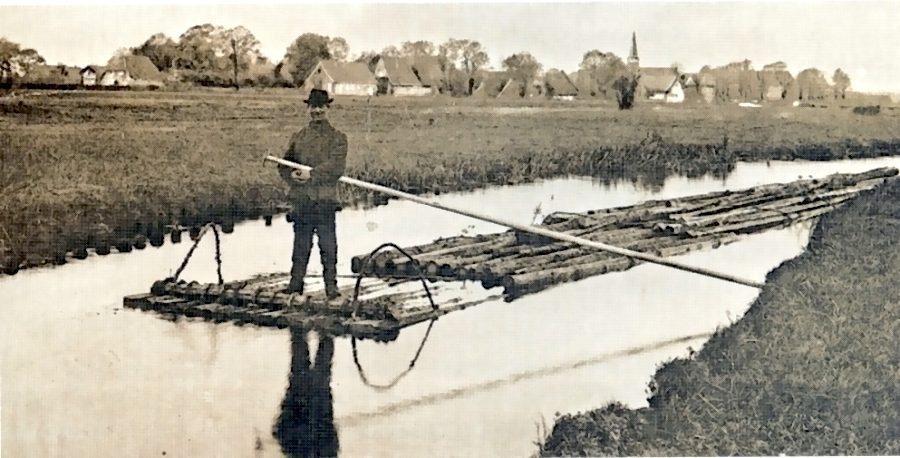 Auch er nutzt die Wasserenergie zum Transport von Holzflößen. Wilhelm Witte, einer der letzten Flößer auf der Örtze (Foto von Hermann Rabe, Aufnahme ca. 1910).