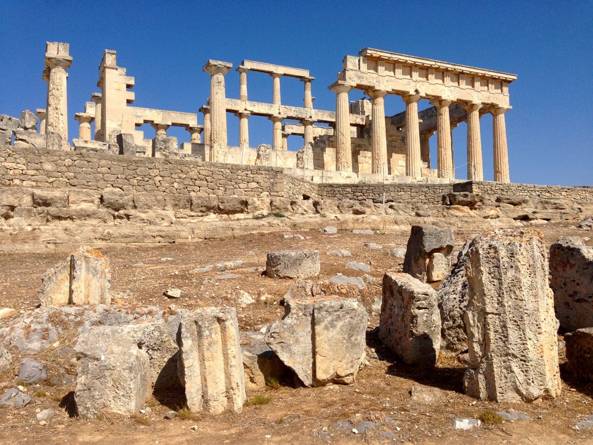 Auf einer Bergkuppe der griechischen Insel Ägina thront der Tempel der Aphaia, Auch wenn der einstige Tempel heute eher ruinös erscheint, ist er dennoch ein Zeugnis des damaligen Reichtums der Insel.