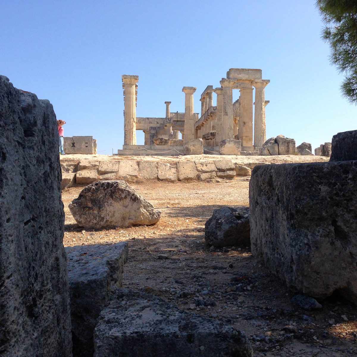 Später Nachmittag auf der griechischen Insel Ägina: Ein Blick auf das Meer und die benachbarten Hügel von der Bergkuppe aus, wo der Tempel der Aphaia steht  (21.09.2020, Ägina, Attika, Griechenland).