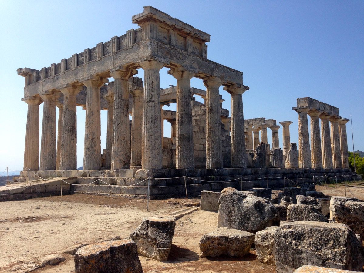 Später Nachmittag auf der griechischen Insel Ägina: Ein Blick auf das Meer und die benachbarten Hügel von der Bergkuppe aus, wo der Tempel der Aphaia steht  (21.09.2020, Ägina, Attika, Griechenland).