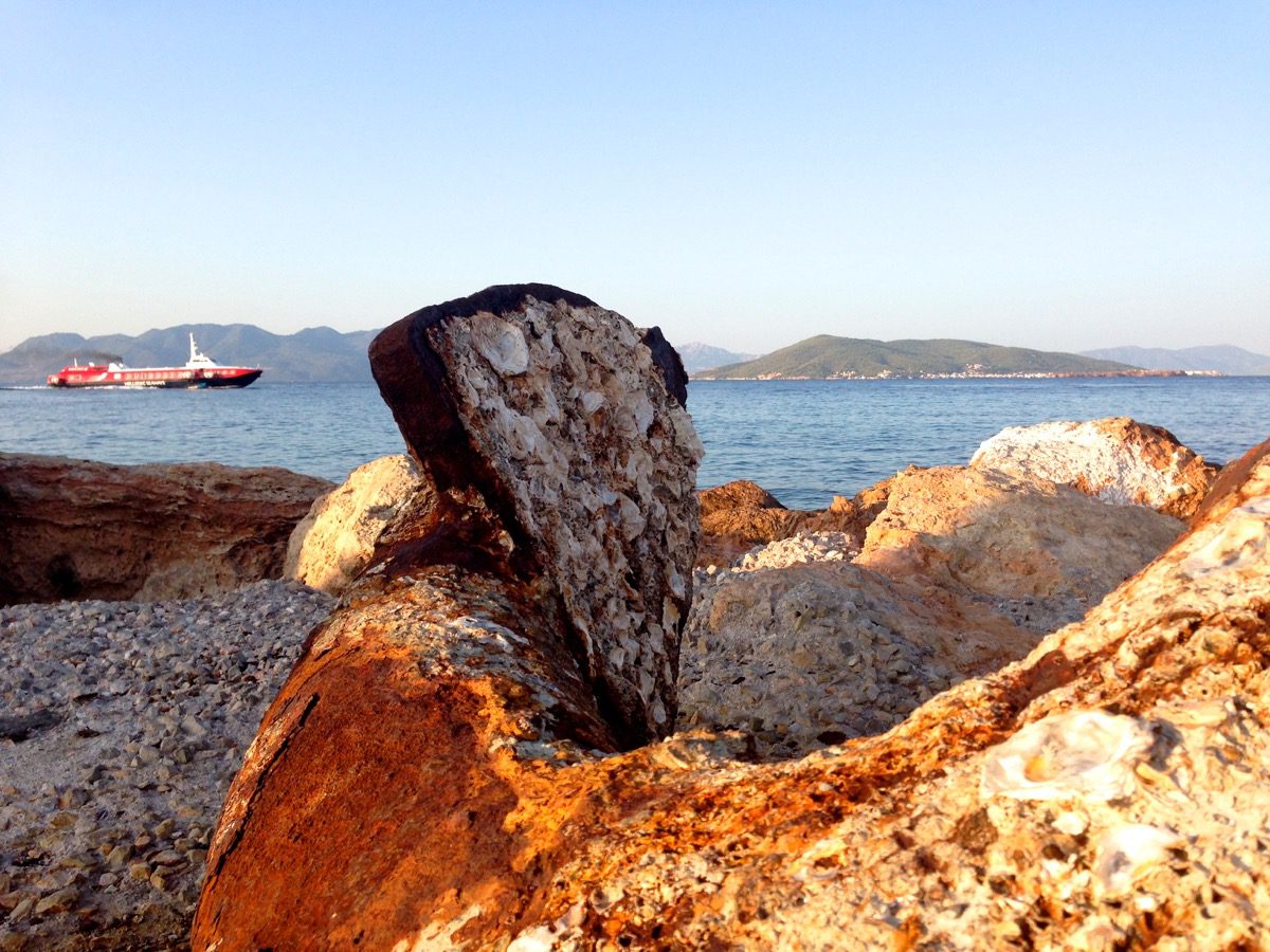 Ein rostiger Anker markiert den Eingang zum Hafen von Ägina, der Hauptstadt der griechischen Insel Ägina (Griechenland, 22.09.2020)