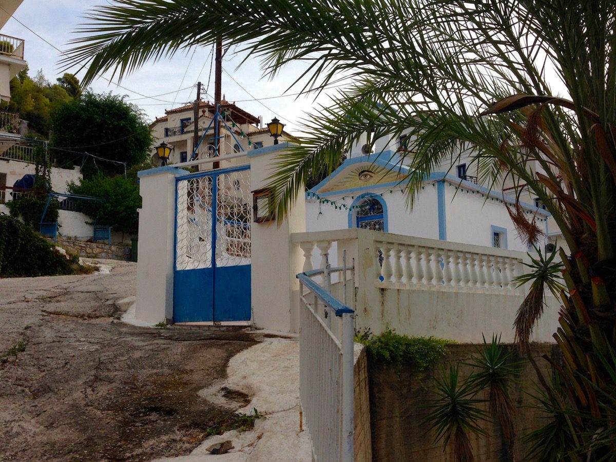 Diesem Blick kann ich leider nicht entgehen... Eine Kirche auf der griechischen Insel Poros.