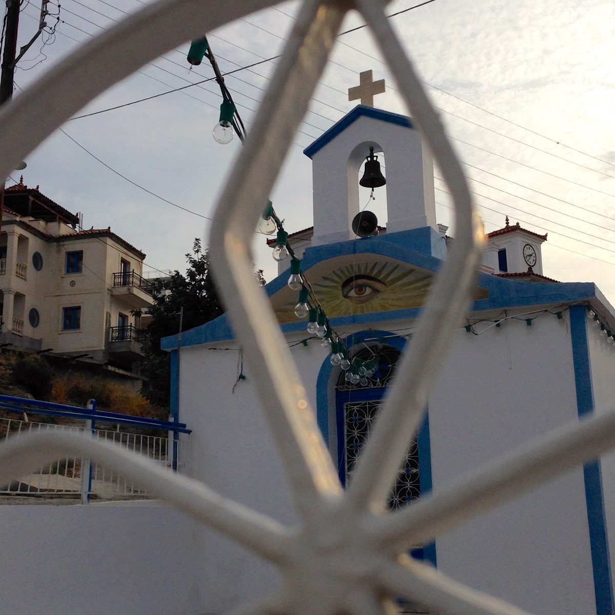 Diesem Blick kann ich leider nicht entgehen... Eine Kirche auf der griechischen Insel Poros.