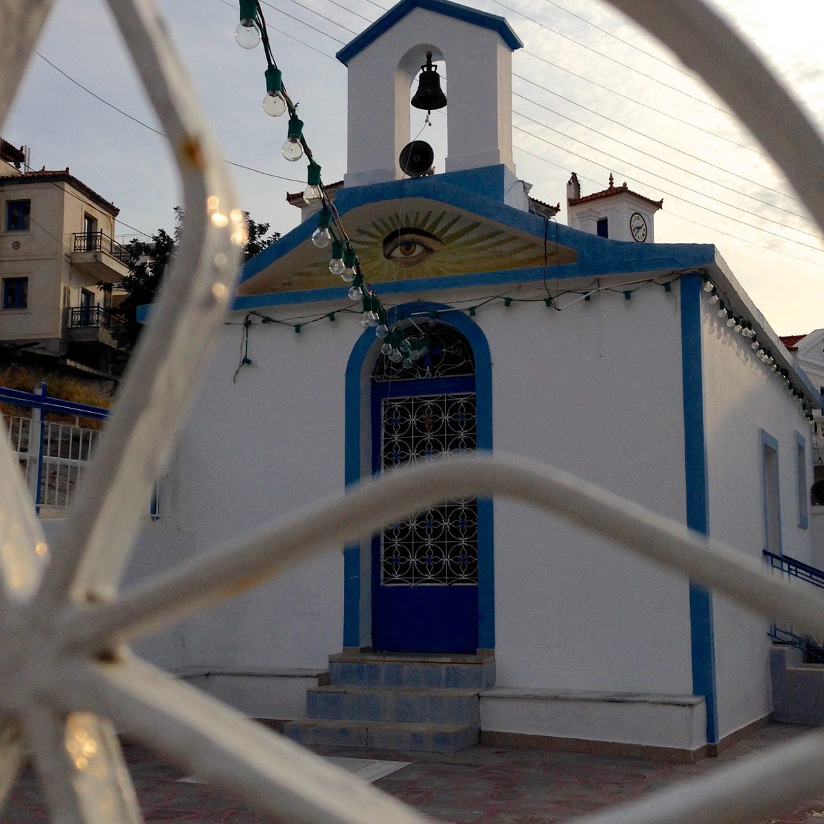 Diesem Blick kann ich leider nicht entgehen... Eine Kirche auf der griechischen Insel Poros (Poros, Griechenland, September 2020).