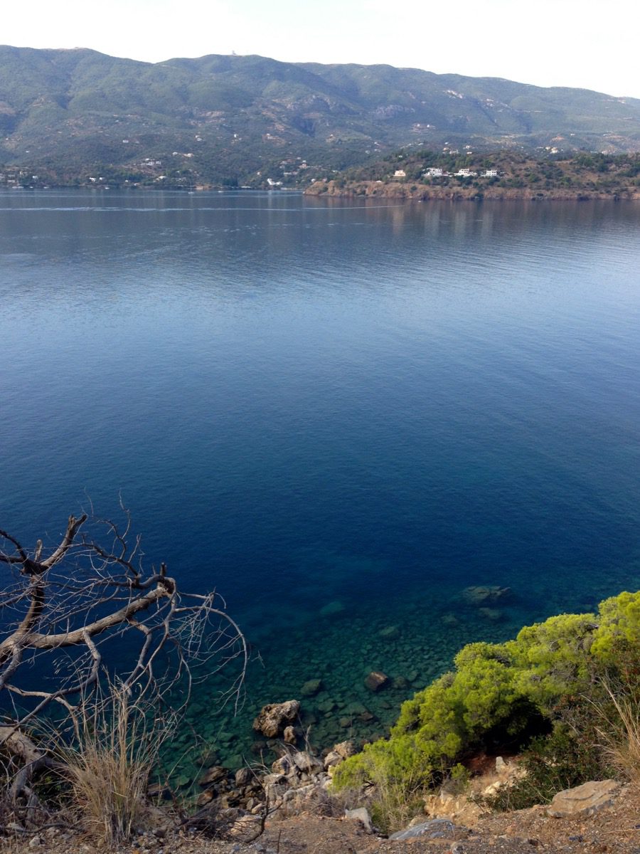 Der Abschnitt zwischen dem Küstenort Askeli und dem Badeort Monastiri führt ohne viel Schnick Schnack und ganz meditativ an der Inselküste von Poros entlang (Poros, Griechenland, September 2020).