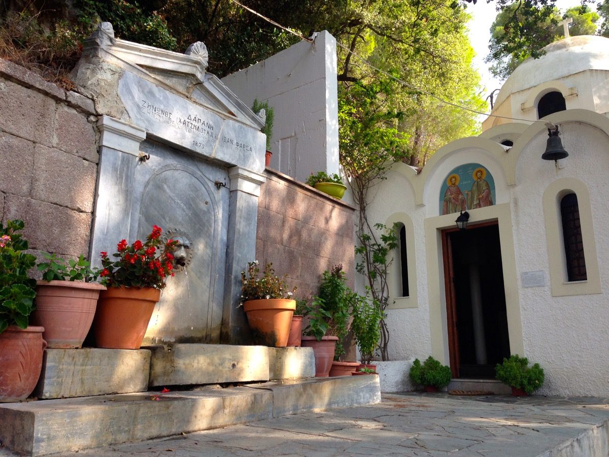 Noch vor dem Eingang zum Kloster Zoodochos Pigi steht die kleine Kirche Sankt Anargiri (Poros, Griechenland, September 2020).