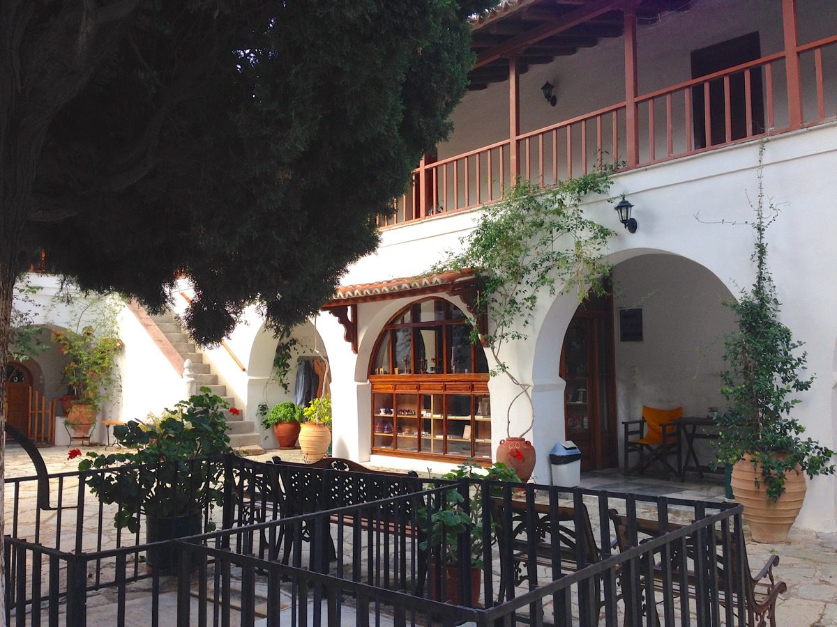 Im Kloster Zoodochos Pigi auf der Insel Poros (Poros, Griechenland, September 2020).