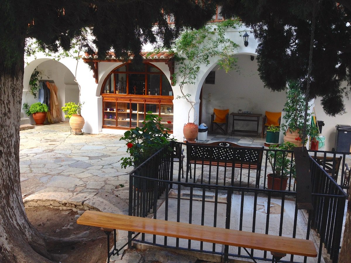Im Kloster Zoodochos Pigi auf der Insel Poros (Poros, Griechenland, September 2020).