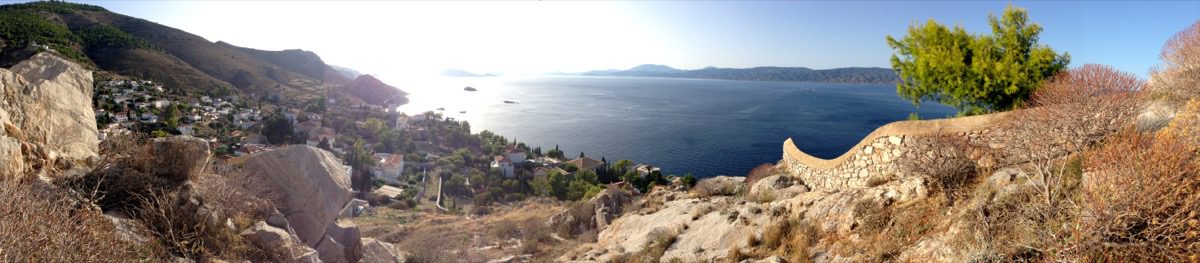 Ein Panorama und zugleich mein Fußweg zurück nach unten in die Stadt - Hydra kann holprig sein ... (Hydra, Griechenland, September 2020).