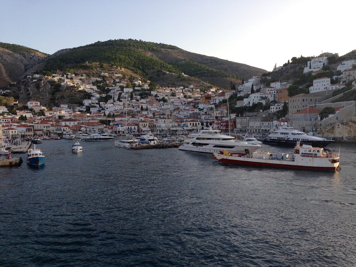 Späte Nachmittagssonne in der Hafenbucht der Insel Hydra (Saronische Inseln, Griechenland, September 2020)