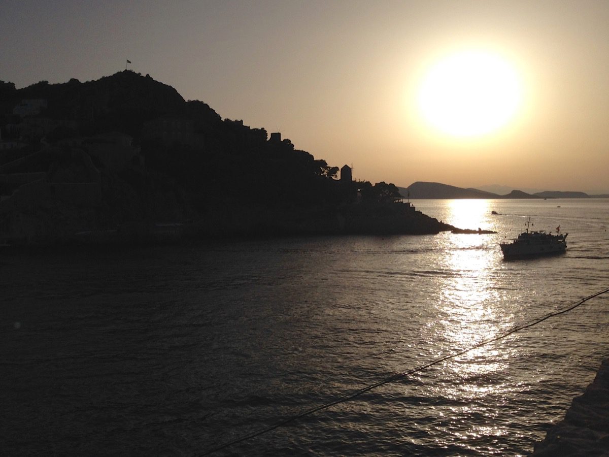 Was für ein Flair! - Sonnenuntergang am späten Nachmittag in der Hafenbucht von Hydra (Hydra, Griechenland, September 2020). 