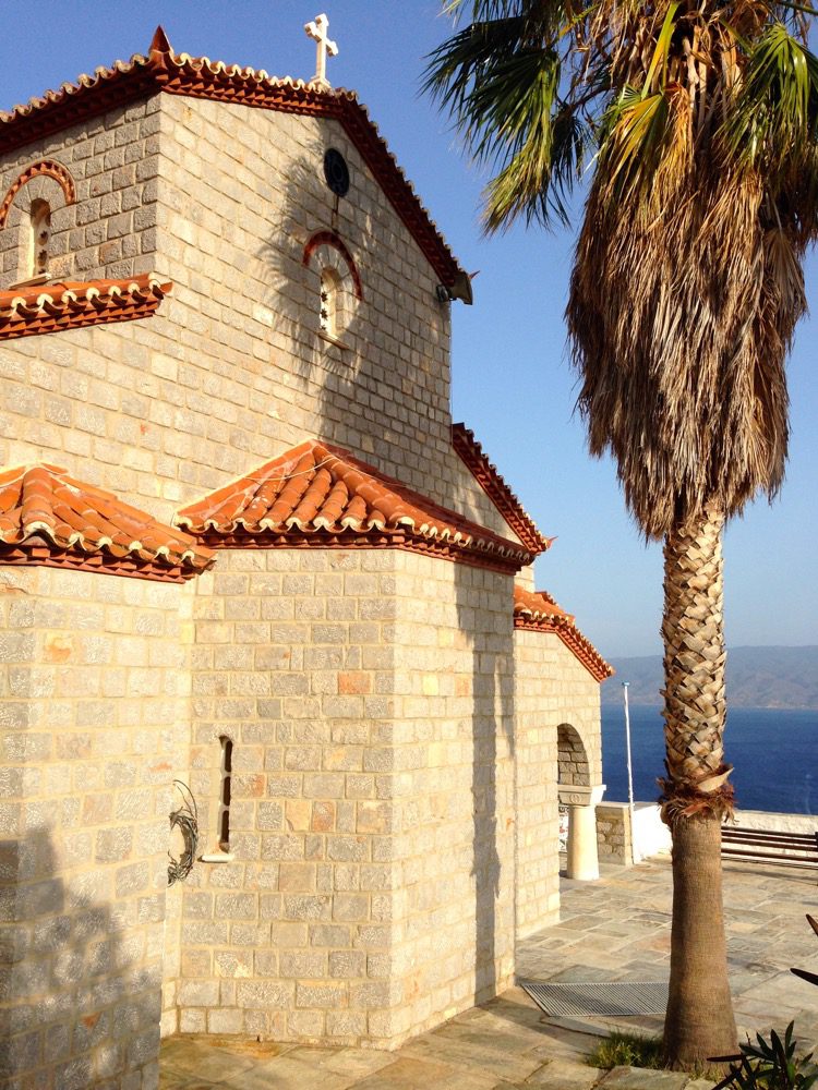 Ein kleiner Umweg auf meinem Weg zum Kloster des Propheten Ilias führt mich an der Kirche des Agios Konstantinos von Hydra vorbei (Hydra, Griechenland, September 2020).