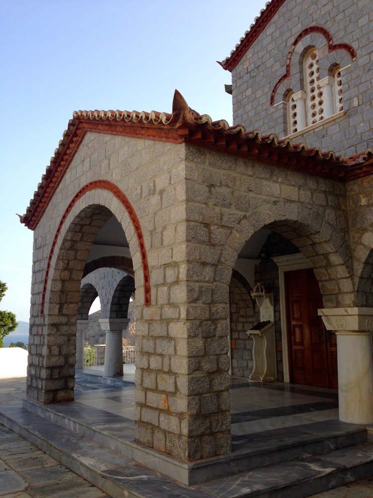 Ein kleiner Umweg auf meinem Weg zum Kloster des Propheten Ilias führt mich an der Kirche des Agios Konstantinos von Hydra vorbei (Hydra, Griechenland, September 2020).