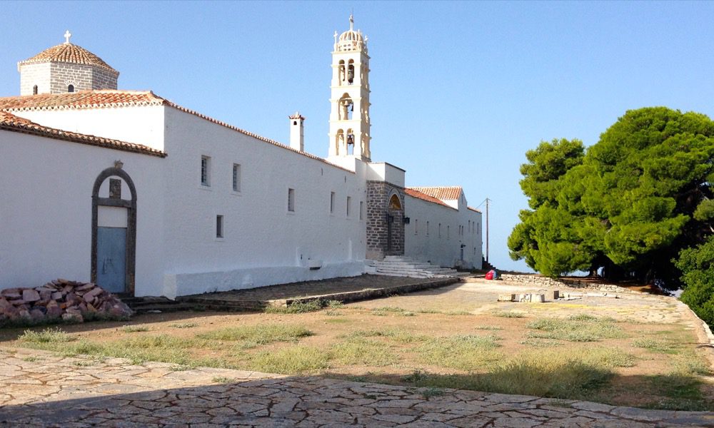 Im Antlitz der Vormittagssonne liegt das Kloster des Propheten Elias auf einem Hügel der Insel Hydra (Hydra, Griechenland, September 2020).