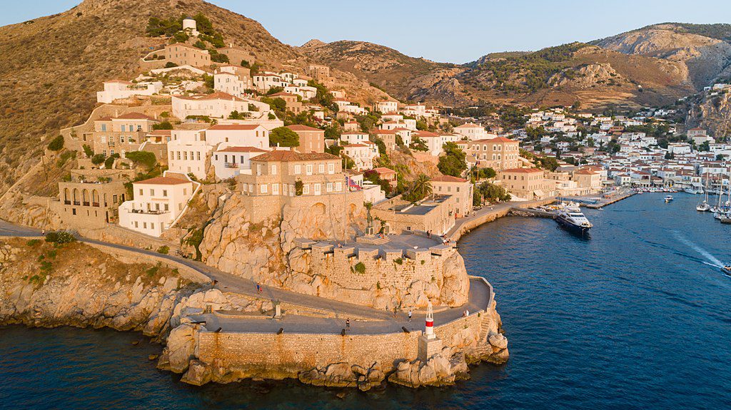 Die Burg Kavos in der Stadt Hydra auf der gleichnamigen, saronischen Insel in Griechenland (Foto: Castle of Kavos, Hydra Harbor, 16. Juli 2018, dronepicr, CC BY 2.0 https://creativecommons.org/licenses/by/2.0, via Wikimedia Commons).