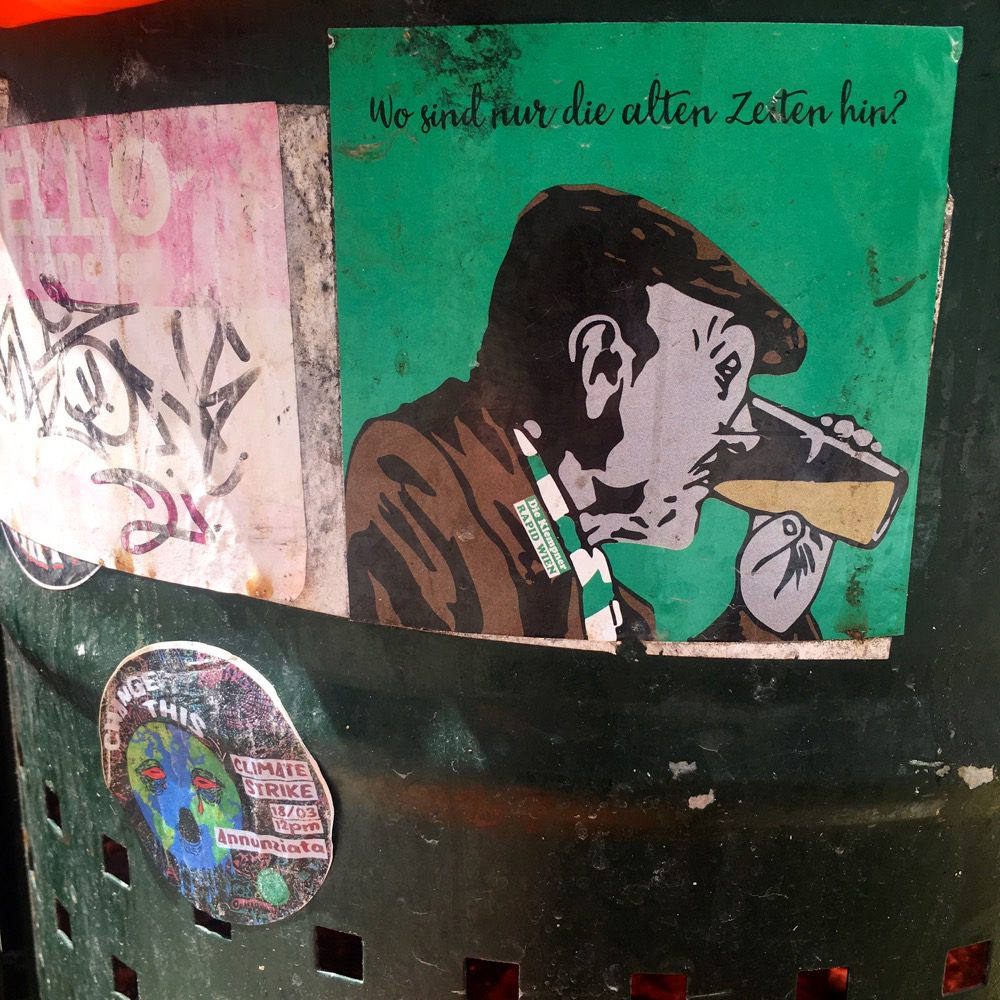 Welche Zeiten waren sowohl alt als auch gut? - Hinweise auf einem Mülleimer in der Fußgängerzone der Altstadt von Korfu-Stadt 
(Korfu, Ionische Inseln, Griechenland, 08.08.2022).