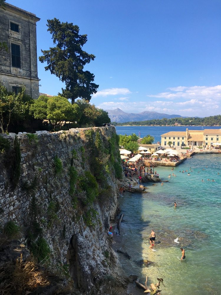 Korfu - Tag 1: Der Blick auf den Strand Faliraki Beach oberhalb der Alten Venezianischen Festung in Korfu-Stadt (Korfu, Ionische Inseln, Griechenland, 08.08.2022). gaia