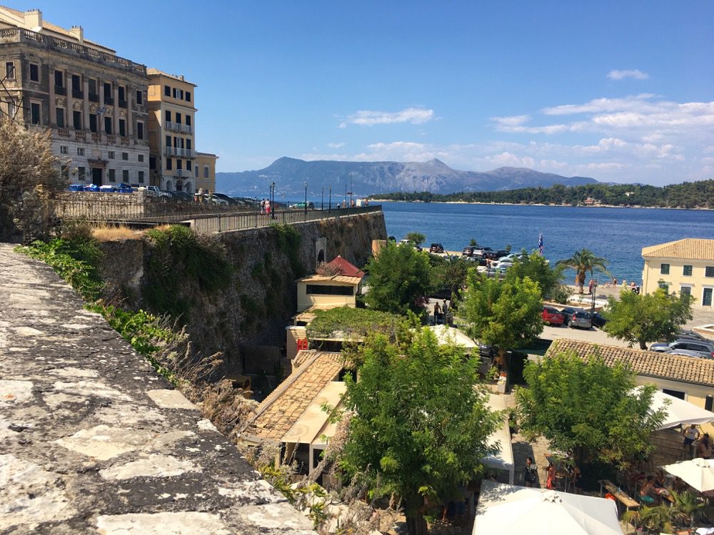 Korfu - Tag 1: Der Blick auf den Strand Faliraki Beach oberhalb der Alten Venezianischen Festung in Korfu-Stadt (Korfu, Ionische Inseln, Griechenland, 08.08.2022).