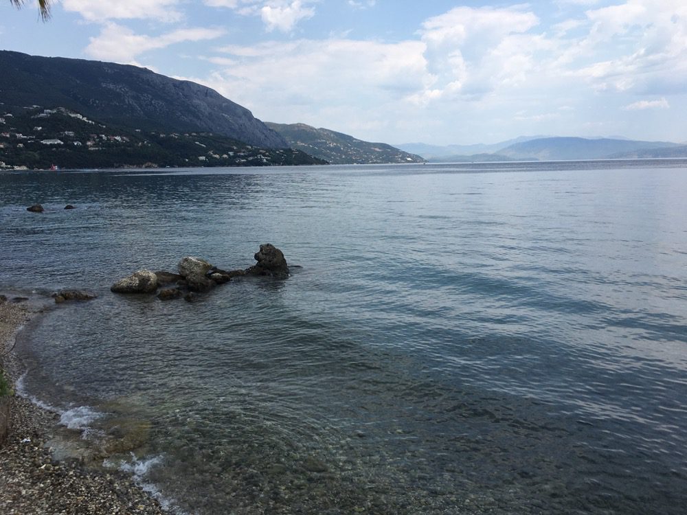 Noch ist es ruhig am Strand von Ipsos auf der griechischen Insel Korfu (Korfu, Ionische Inseln, Griechenland, 09.08.2022).