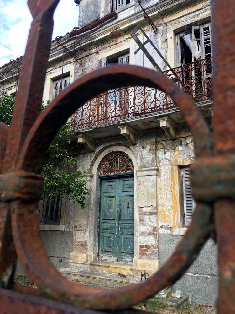 Korfu - Tag 2: Ein verfallenes Haus in Korfu-Stadt auf der griechischen Insel Korfu (Korfu, Ionische Inseln, Griechenland, 09.08.2022).