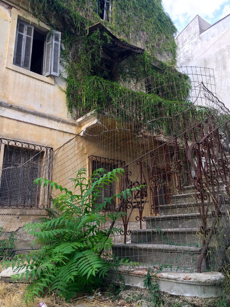Korfu - Tag 2: Ein verfallenes Haus in Korfu-Stadt auf der griechischen Insel Korfu (Korfu, Ionische Inseln, Griechenland, 09.08.2022).