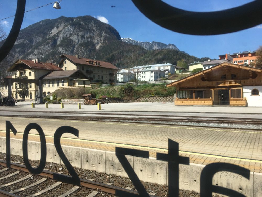 Im Regionalzug von Bozen nach Lana: Als ob die Berge riefen... (Meraner Land, Südtirol, April 2022). 