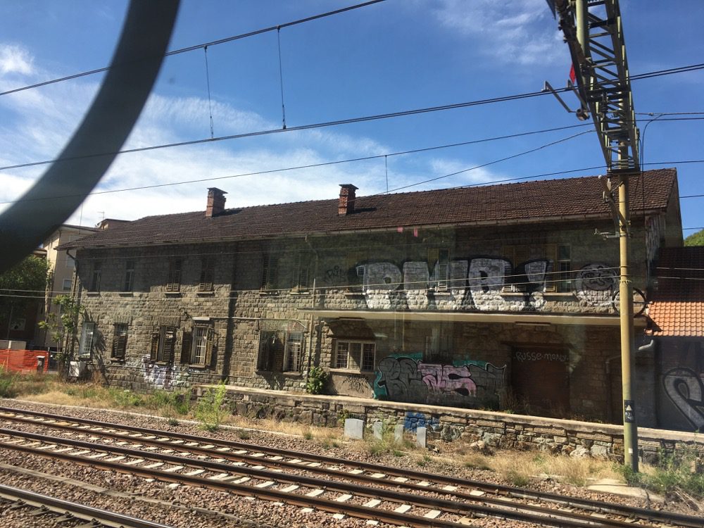 Grafitti und Bahnhofsruinen: Bilder einer Zugfahrt von Bozen nach Lana-Burgstall (Region Bozen, Südtirol April 2022).