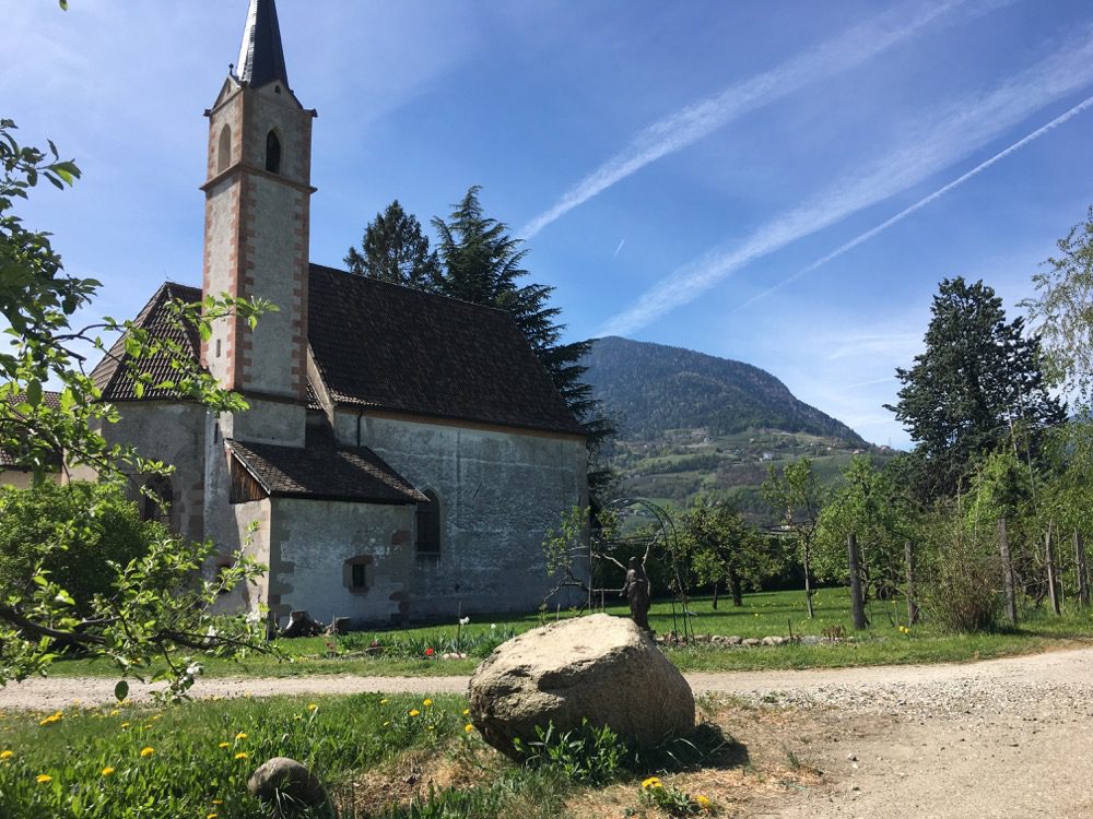 Die Kirche St. Agatha am Ortsrand von Lana auf dem Weg nach Meran (Lana, Meraner Land, Südtirol, 18.04.2022).