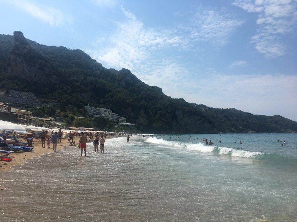 Korfu - Tag 4: Der Strand des Badeortes Agios Gordios an der Westküste der Insel Korfu (Korfu, Ionische Inseln, Griechenland, 11.08.2022).