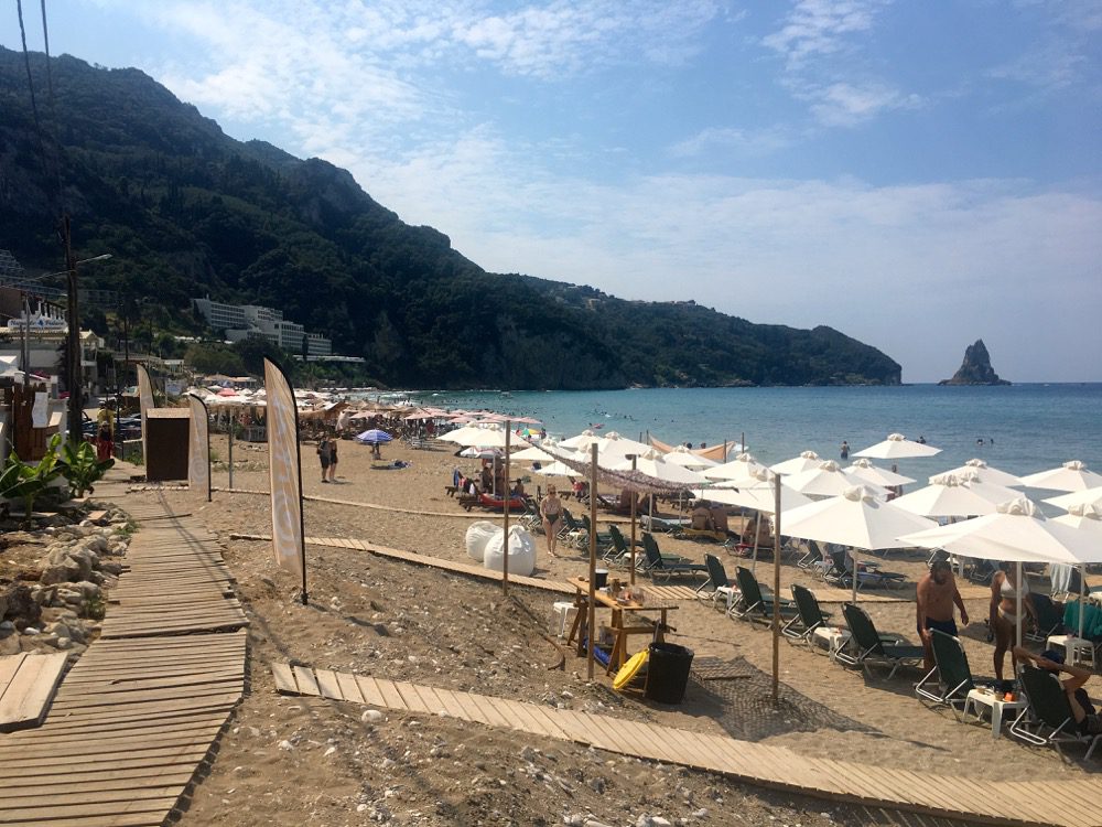 Korfu - Tag 4: Der Strand des Badeortes Agios Gordios an der Westküste der Insel Korfu (Korfu, Ionische Inseln, Griechenland, 11.08.2022).