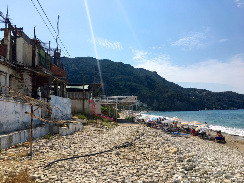 Korfu - Tag 4: Ein Kunstwerk im Badeort Agios Gordios an der Westküste der Insel Korfu (Korfu, Ionische Inseln, Griechenland, 11.08.2022).