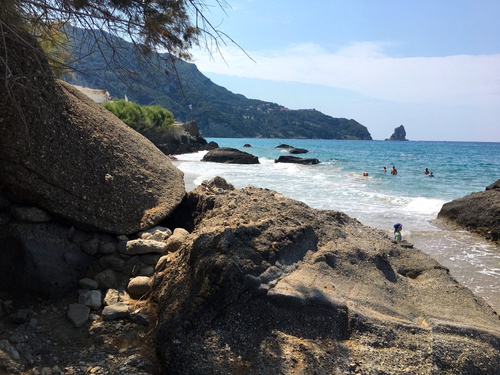Korfu - Tag 4: Schwarze Felsen in der Bucht von Agios Gordios an der Westküste der Insel Korfu (Korfu, Ionische Inseln, Griechenland, 11.08.2022).