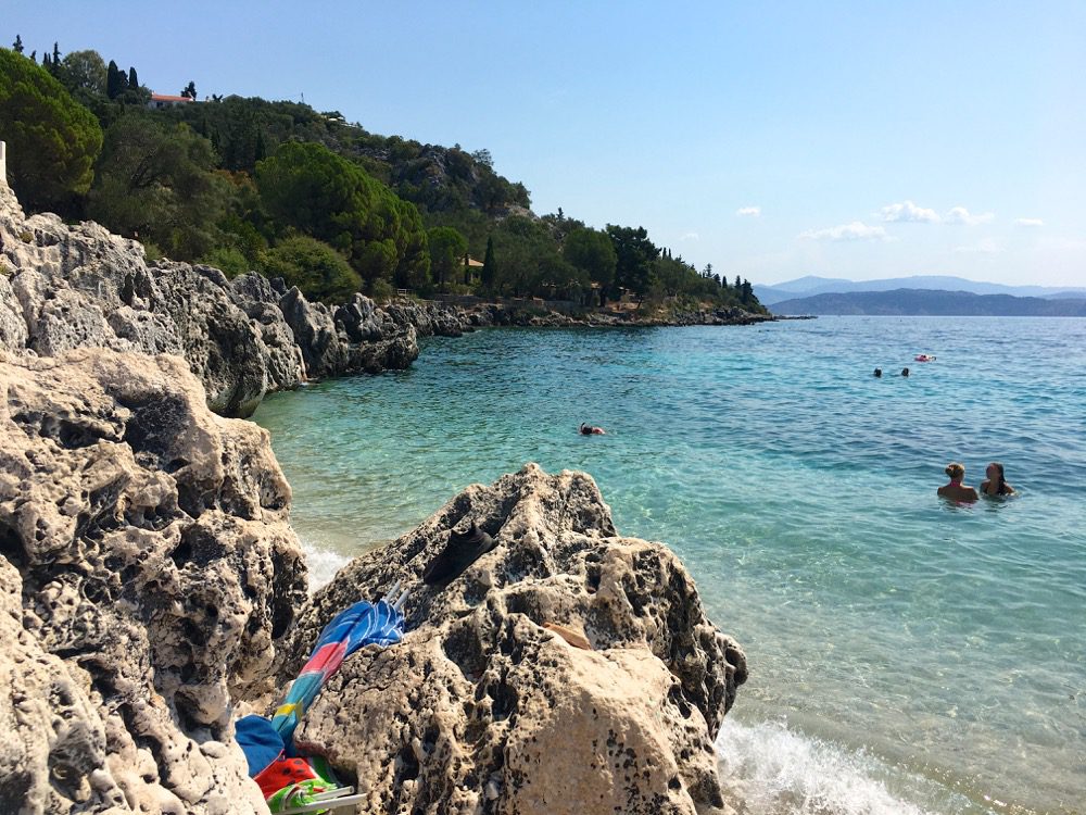 Korfu - Tag 5: Die gut besuchte Badebucht des Ortes Nisaki an der Ostküste von Korfu (Korfu, Ionische Inseln, Griechenland, 12.08.2022).