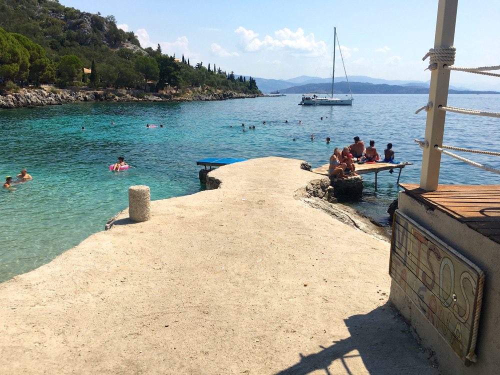 Korfu - Tag 5: Die gut besuchte Badebucht des Ortes Nisaki an der Ostküste von Korfu (Korfu, Ionische Inseln, Griechenland, 12.08.2022).