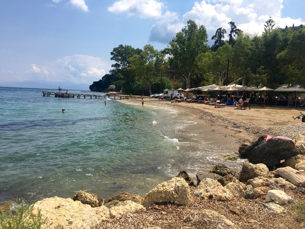 Korfu - Tag 6: Der Strand des Ortes Boukari an der Ostküste im Süden der Insel Korfu (Korfu, Ionische Inseln, Griechenland, 13.08.2022).